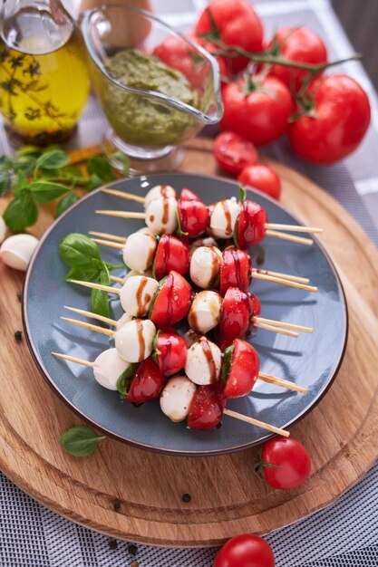 Caprese-Salat Mini-Mozzarella-Käse in Glasschale Tomate und Basilikum