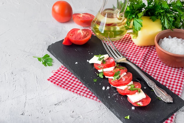 Caprese-Salat mit Frischkäse und Tomaten.