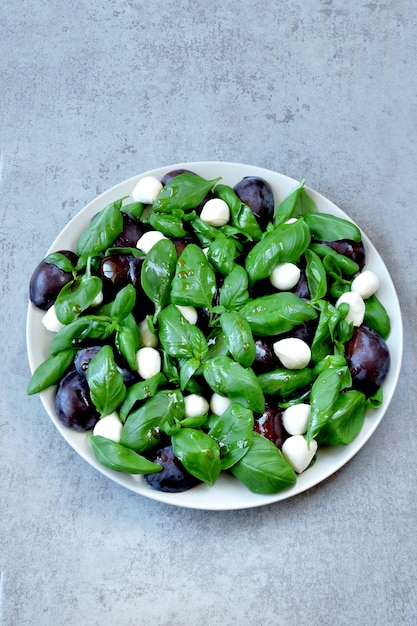 Caprese-Salat mit Pflaumen. Gesunder Salat. Keto-Diät.