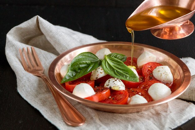 Caprese-Salat mit reifen Tomaten und Mozzarella mit frischen Basilikumblättern. Italienisches Essen.