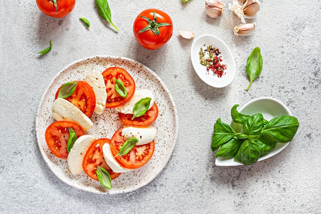 Caprese-Salat mit saftigen Tomaten, frischem Mozzarella und Pesto Konzept für einen leckeren und gesunden Appetit