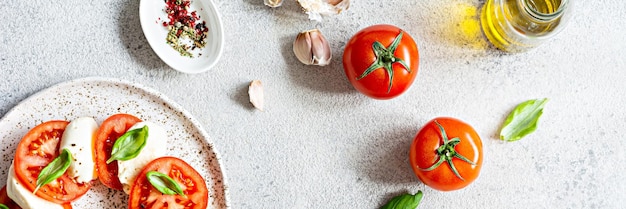 Caprese-Salat mit saftigen Tomaten, frischem Mozzarella und Pesto.