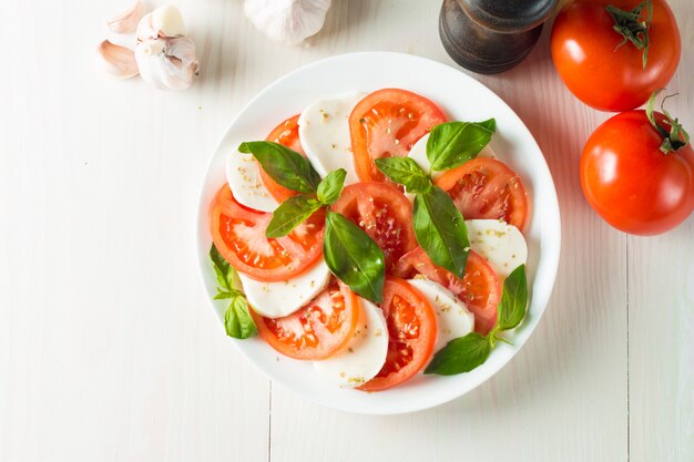 Caprese-Salat mit Tomaten, Basilikum, Mozzarella.