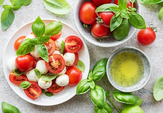 Caprese-Salat mit Tomaten, Mozzarella und Basilikum