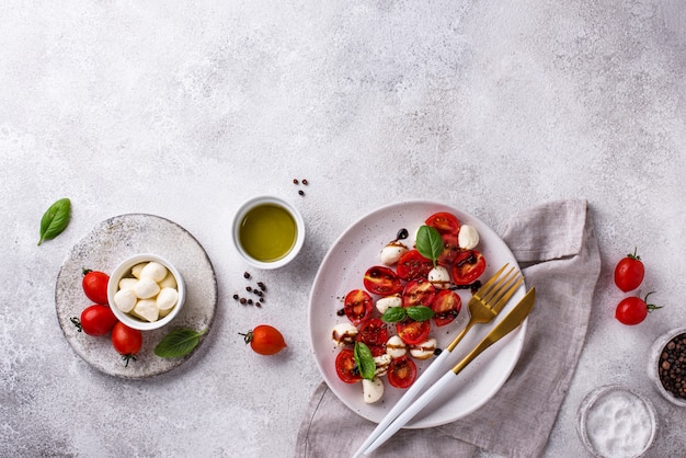 Caprese-Salat mit Tomaten und Mozzarella