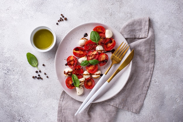 Caprese-Salat mit Tomaten und Mozzarella