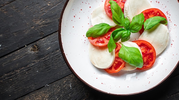 Caprese Salat Mozzarella Käse Tomate Mahlzeit Snack Kopie Raum Essen Hintergrund rustikale Draufsicht meal