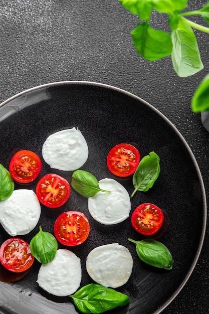 Foto caprese salat mozzarella tomate basilikum frisches essen lecker gesundes essen kochen vorspeise mahlzeit essen