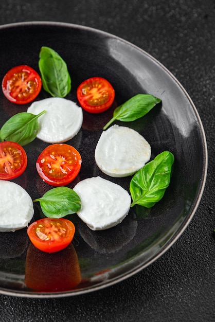 Foto caprese salat mozzarella tomate basilikum frisches essen lecker gesundes essen kochen vorspeise mahlzeit essen