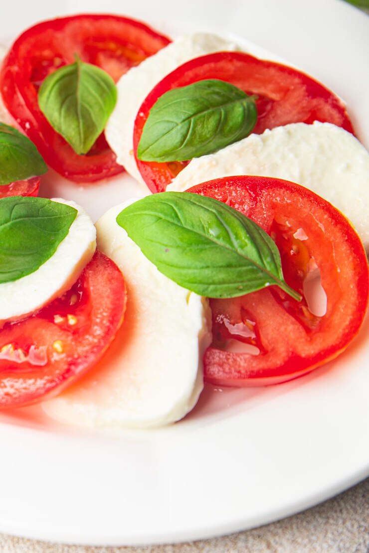 Foto caprese-salat mozzarella und basilikum tomaten frische mahlzeit essen snack auf dem tisch kopierraum essen