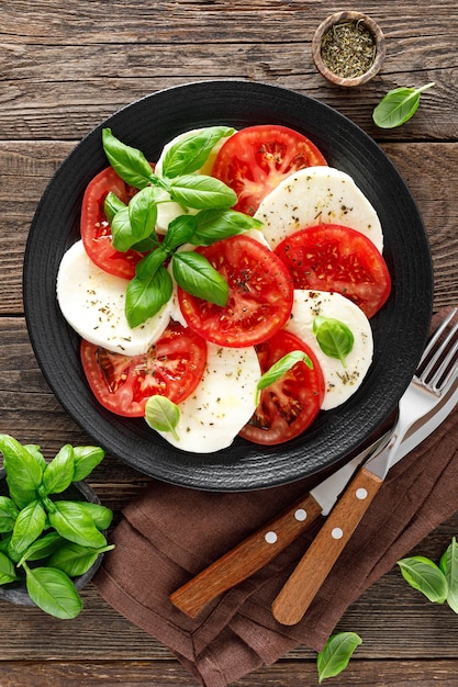 Caprese-Salat Salat mit Mozzarella-Käse, frischen Tomaten, Basilikumblättern und Olivenöl italienische Küche