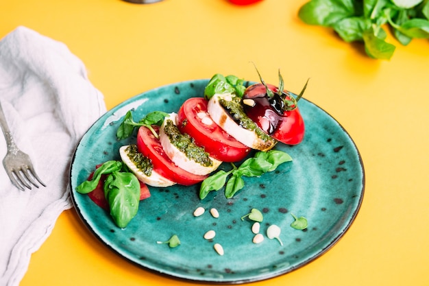 Caprese Salat Tomaten Mozzarella Basilikum Pesto Balsamico-Sauce