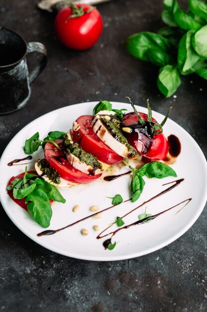 Caprese Salat Tomaten Mozzarella Basilikum Pesto Balsamico-Sauce