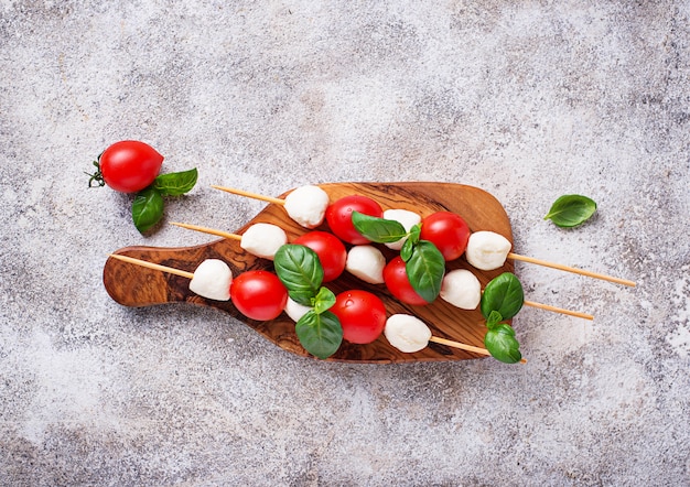 Caprese-Spieße mit Mozzarella, Tomaten und Basilikum