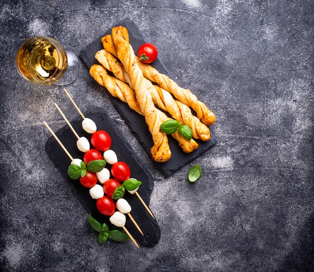 Caprese-Spieße und Grissini-Brot