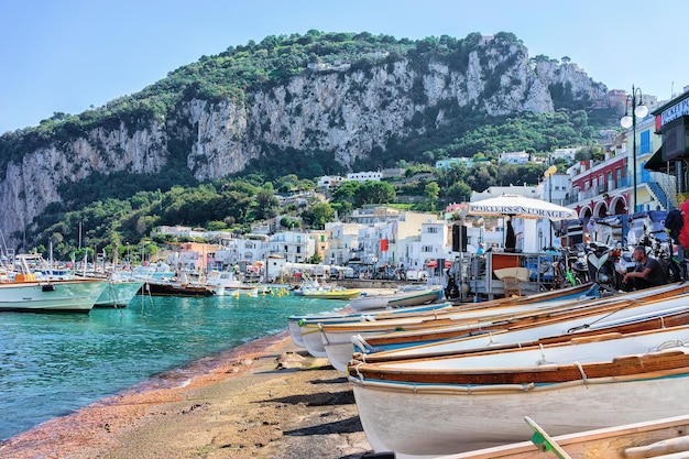 Capri, Itália - 3 de outubro de 2017: Barcos no aterro Marina Grande da ilha de Capri no mar Tirreno, Itália