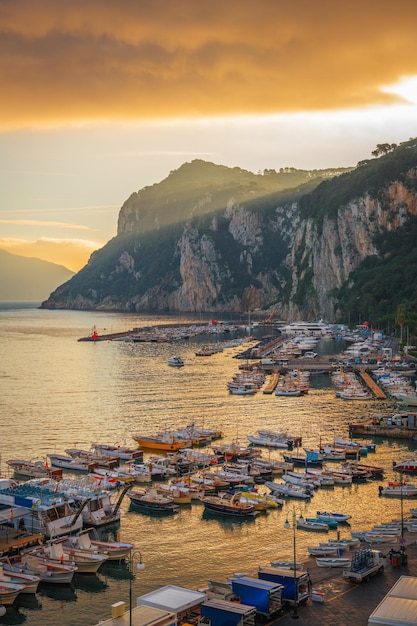 Foto capri, itália, com vista para a marina