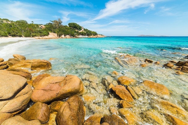 Capriccioli-Strand an einem sonnigen Tag Italien