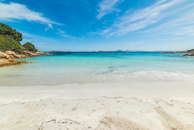 Capriccioli-Strand im Sommer