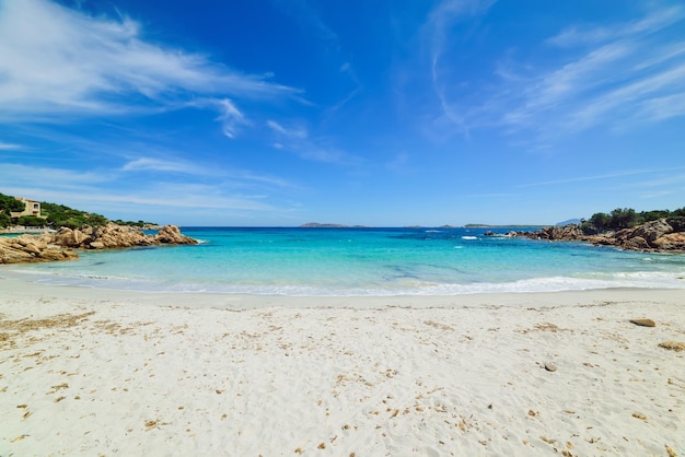 Capriccioli-Strand unter einem bewölkten Himmel Sardinien