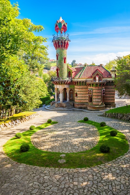 El Capricho es un edificio, diseñado por Antoni Gaudi, ubicado en Comillas en la región de Cantabria de España