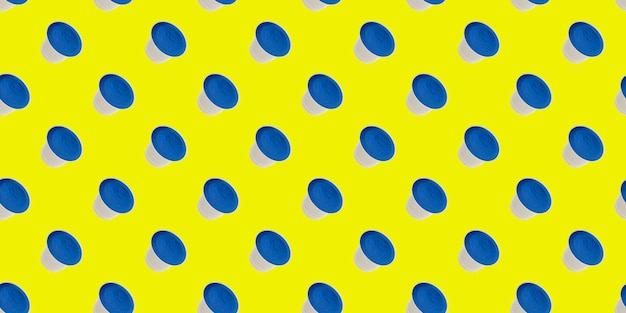 Cápsula de café Padrão sem costura Muitas cápsulas de café para máquina de café em fundo amarelo