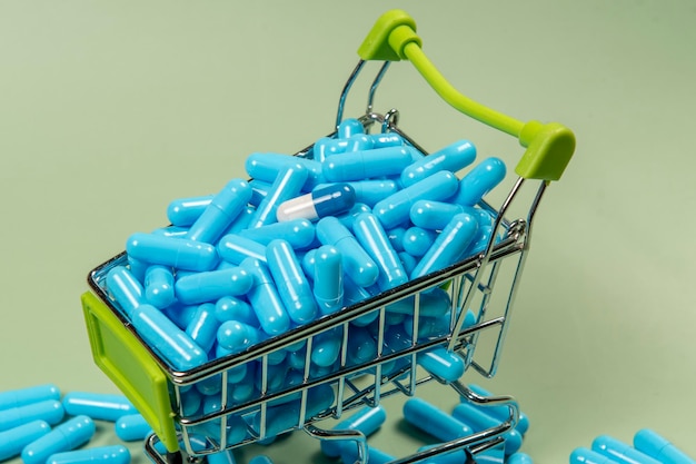 cápsula de medicina azul en carrito de compras en miniatura