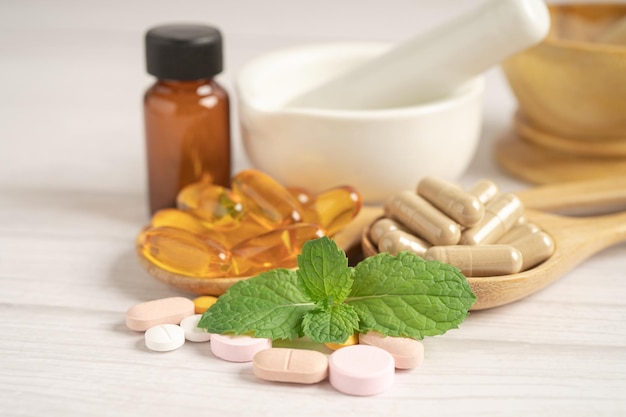 Cápsula orgánica a base de hierbas de medicina alternativa con vitamina E, omega 3, aceite de pescado, medicamento mineral con hierbas, suplementos naturales de hojas para una buena vida saludable