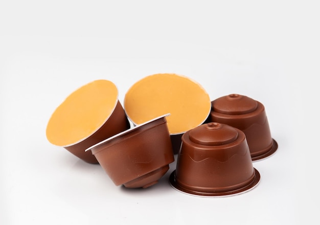 Cápsulas de café marrones sobre un fondo blanco cápsulas de espresso de plástico para máquinas de café