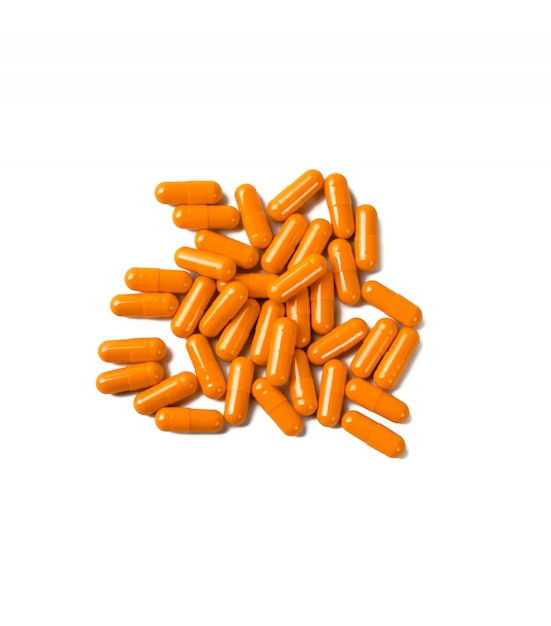 Cápsulas de comprimido laranja isoladas na superfície branca