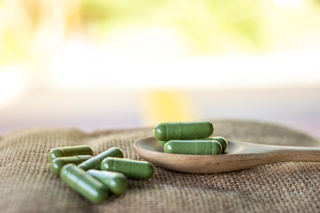 Cápsulas de ervas e vitaminas Alimentos saudáveis que nutrem o corpo e tratam doenças médicas