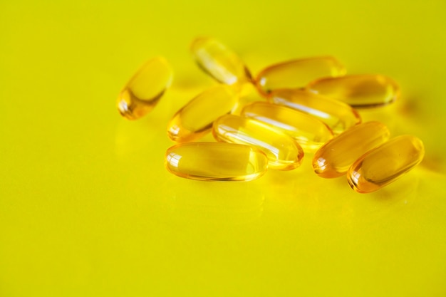 Cápsulas de gel mole de óleo de peixe Omega 3 amarelo.