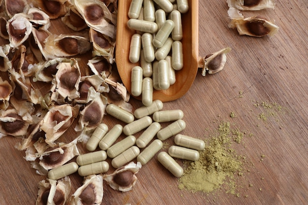 Cápsulas de moringa com secas