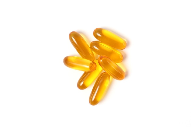 Foto cápsulas de omega-3 sobre un fondo blanco. aceite de pescado, suplementos saludables. foto de alta calidad