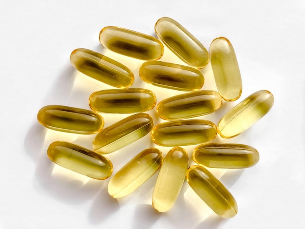 Cápsulas de omega-3 sobre un fondo blanco. Ácidos grasos poliinsaturados