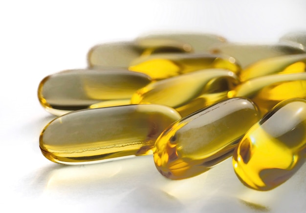 Cápsulas de omega-3 sobre un fondo blanco. Ácidos grasos poliinsaturados. El concepto de estilo de vida saludable. Ideal para revistas y sitios web en el estilo de salud, así como en medicina.