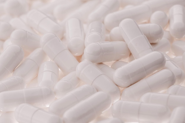 Cápsulas de pastillas blancas Concepto de medicina y farmacia