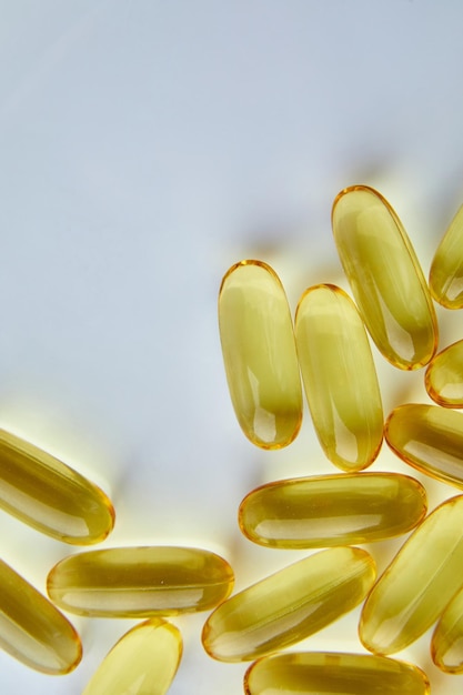 Foto capsulas planas de aceite de pescado omega 3 aisladas sobre un fondo blanco concepto de cuidado de la salud maco espacio de copia