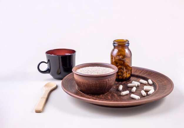Cápsulas de psyllium cáscara de psyllium y una taza de agua
