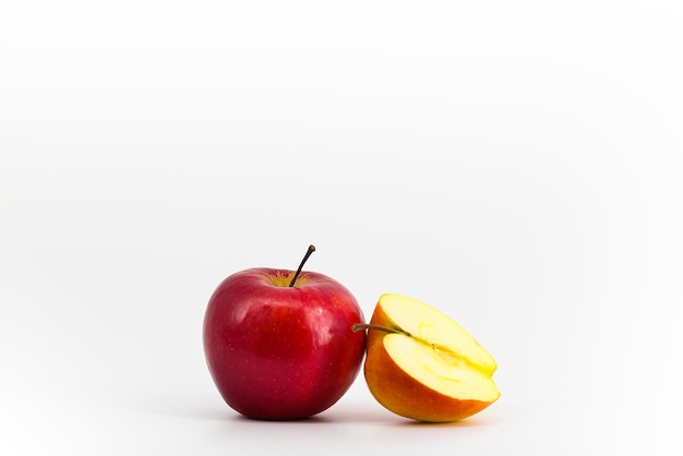 Foto a captivating image featuring vibrant red apples set against a pristine white backdrop