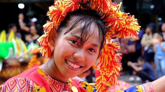 Foto captura aleatoria de rostros filipinos en la calle de la ciudad de davao durante el desfile callejero