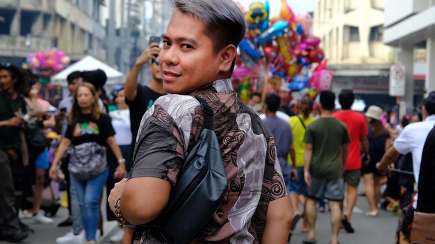 Foto captura aleatoria de rostros filipinos en la calle de la ciudad de davao durante el desfile callejero