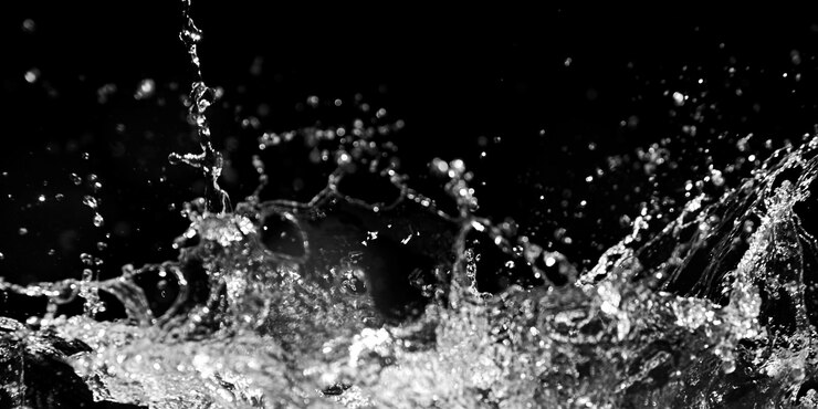 Captura a alta velocidad de una salpicadura de agua explosiva con gotas que se dispersan en varias direcciones
