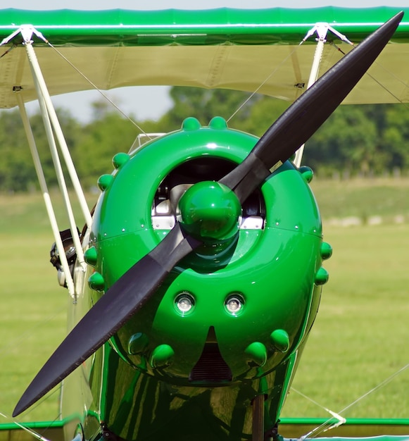 Captura aproximada da hélice de um pequeno avião verde