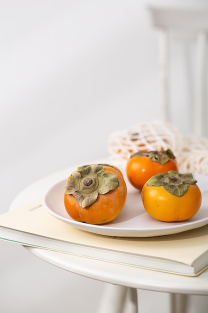 Foto captura aproximada de frutas de caqui no prato