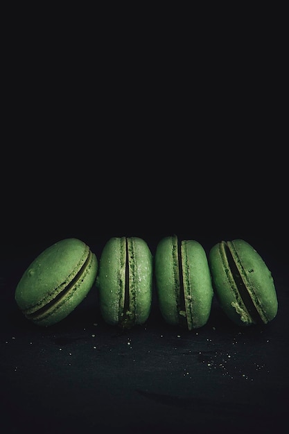 Captura aproximada de macarons coloridos no fundo escuro