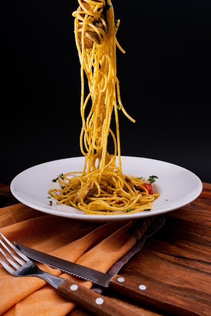 Captura aproximada de um espaguete saboroso isolado em um fundo preto