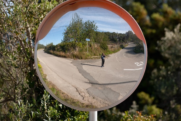 Captura aproximada de um espelho côncavo na estrada