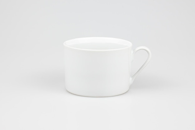 Captura aproximada de uma caneca branca de cerâmica isolada no fundo branco