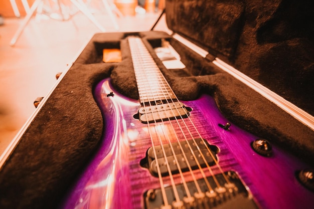 Captura aproximada de uma guitarra elétrica roxa brilhante